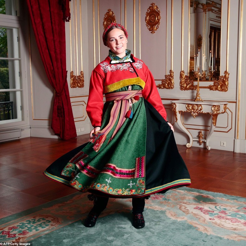 الأميرة إنغريد ألكسندرا تحطم تقليدًا ملكيًا عمره 6 قرون!