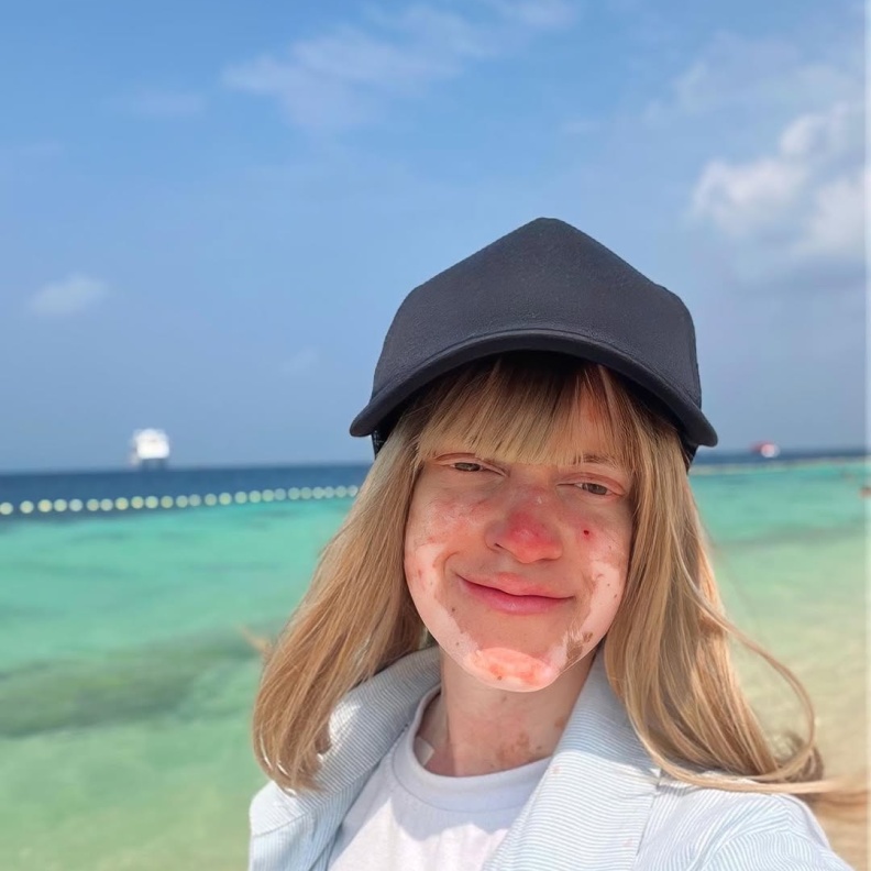 خاص "هي": لقاء ملهم مع الكاتبة السعودية أبرار آل عثمان عن كسر قواعد الجمال