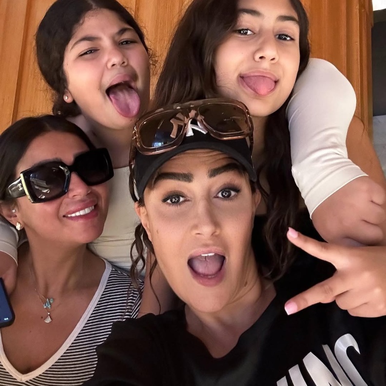 غادة عبد الرازق وابنتها وحفيدتيها