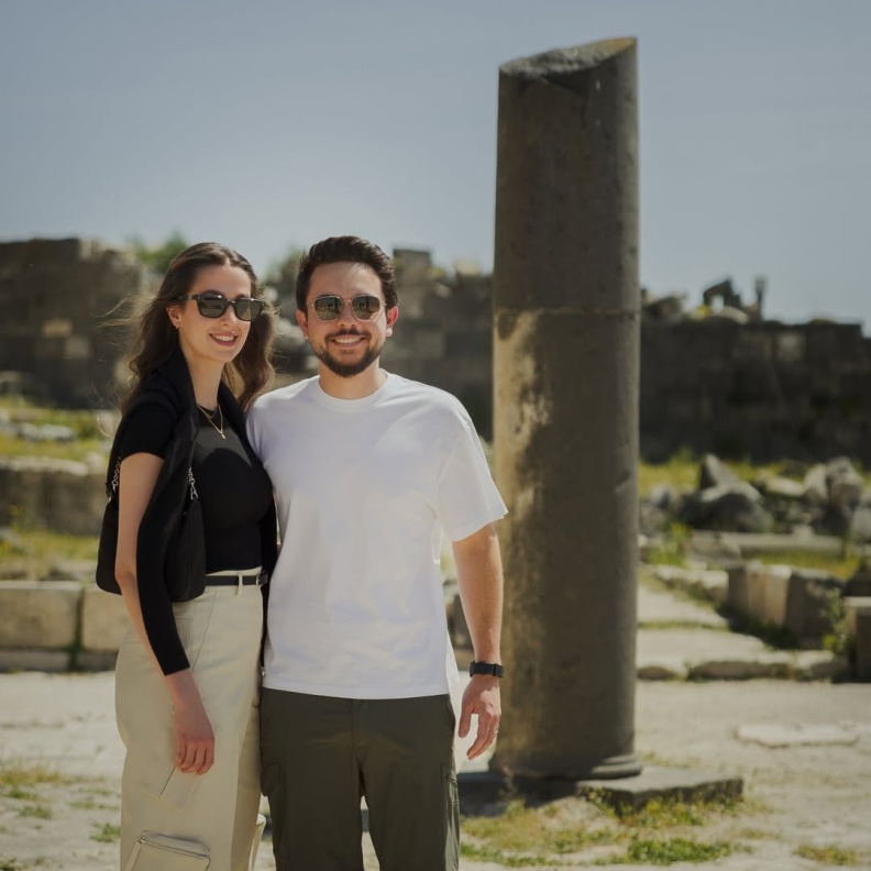 إطلالات كاجوال عصرية وأنيقة للأميرة رجوة وأحدثها بسروال كارجو ...بالصور