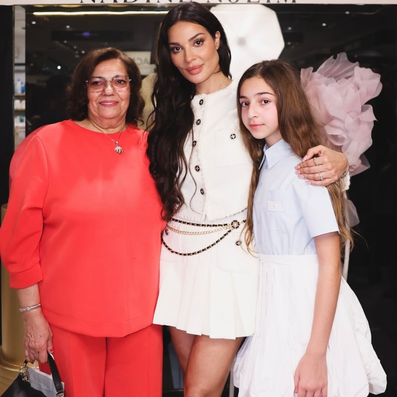 نادين نجيم وابنتها ووالدتها