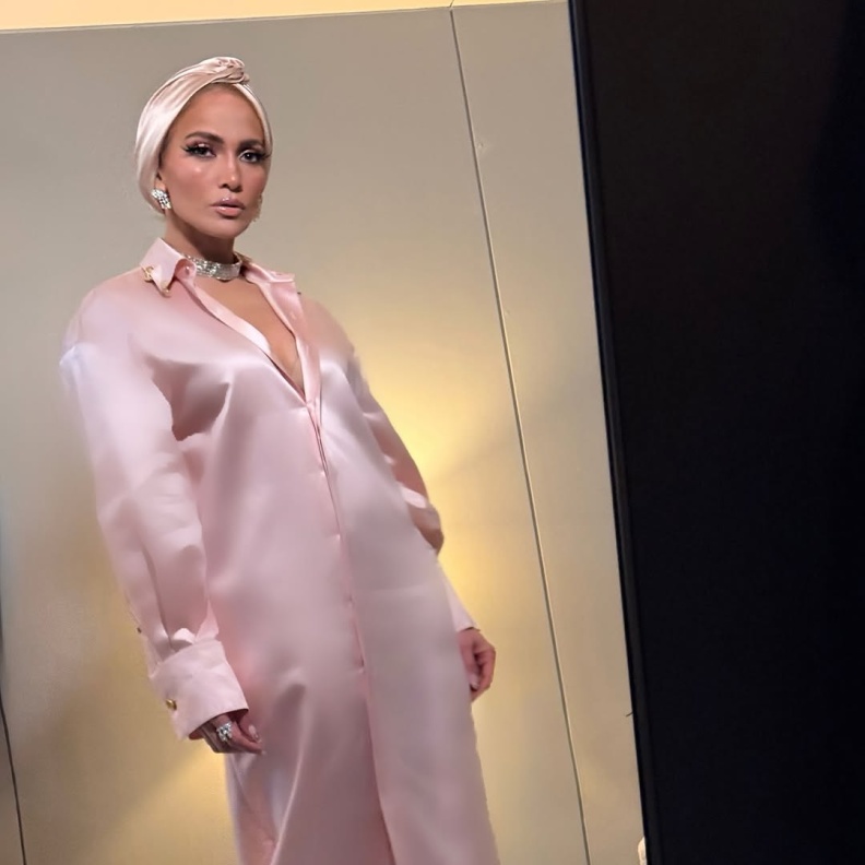 إطلالات جينيفر لوبيز بعيداً عن الجرأة المعتادة وأحدثها فستانها الوردي مع التوربان