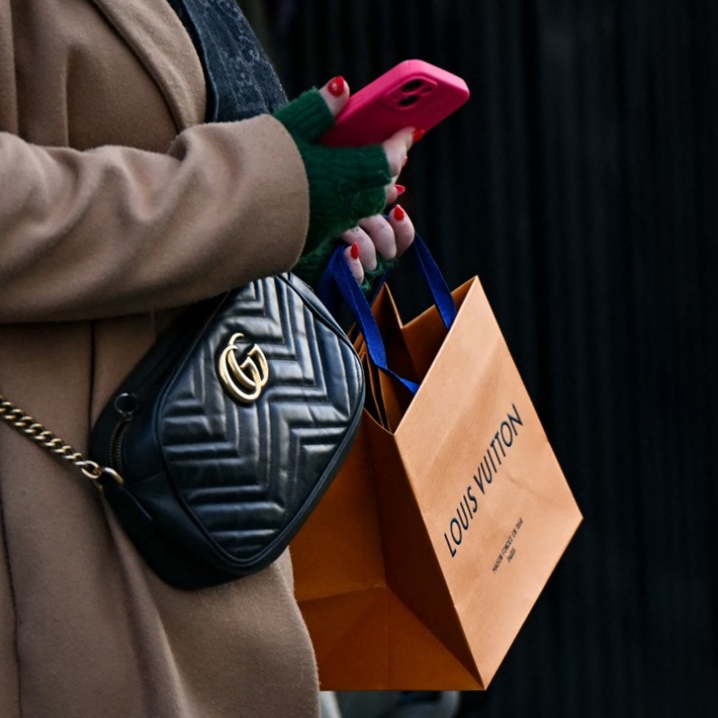 كيف تُهدّد رسوم ترامب الجمركية صناعة الأزياء الفاخرة