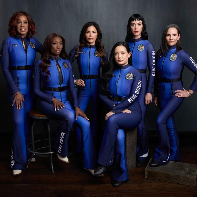 صورة نشرت في 14 أبريل 2025 على حساب X الخاص بـBlue Origin في الصورة رائدة الأعمال الأمريكية لورين سانشيز، وعالمة ناسا السابقة أماندا نجوين، المغنية كاتي بيري، المذيعة التلفزيونية جايل كينج، عالمة ناسا السابقة عائشة بوي، والمنتجة السينمائية كيريان فلين