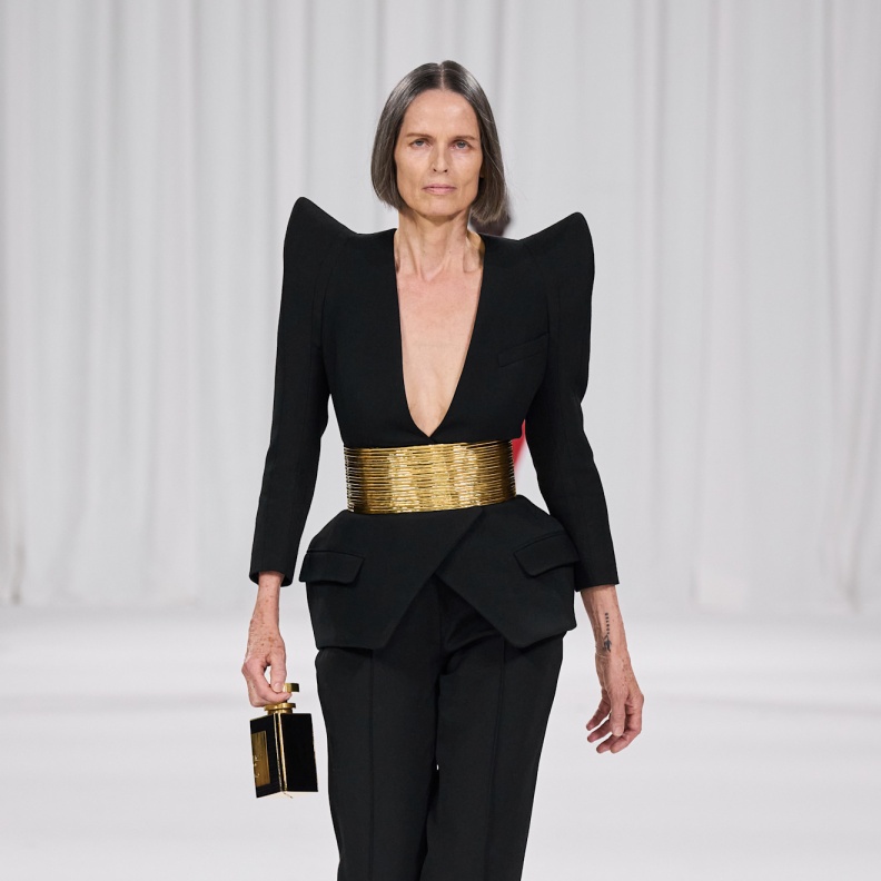 كلما تقدمتِ في العمر ازددت أناقةً.. وموضة ربيع 2025 خير دليل على ذلك