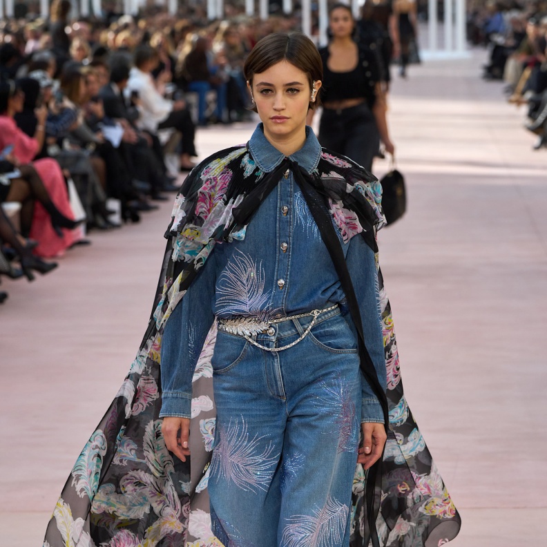 موضة الجينز المتموج رفيقك الدائم لإطلالات شبابية