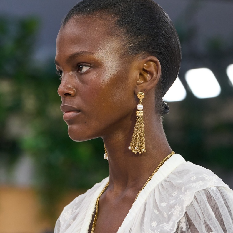 عودة قوية للأقراط الكبيرة في ربيع وصيف 2025