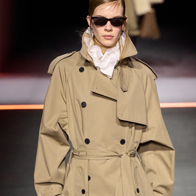 معطف "الترنش": قطعة خُلِقت للمعركة… وعاشت للأناقة