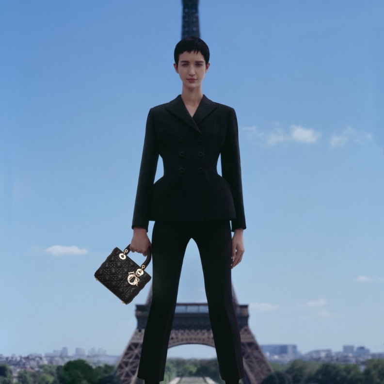 حقيبة "ليدي ديور" Lady Dior في رحلة حول العالم