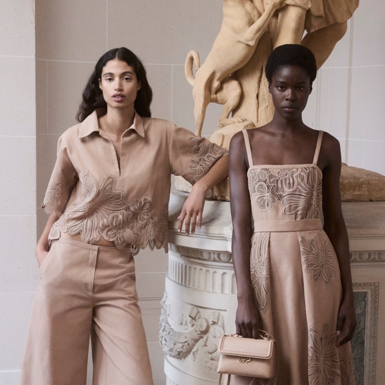 أكثري من ارتداء اللون البيج في اطلالاتك فهو اللون الأبرز في ربيع 2025