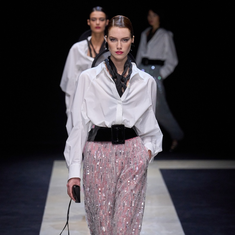 إطلالة من Emporio Armani