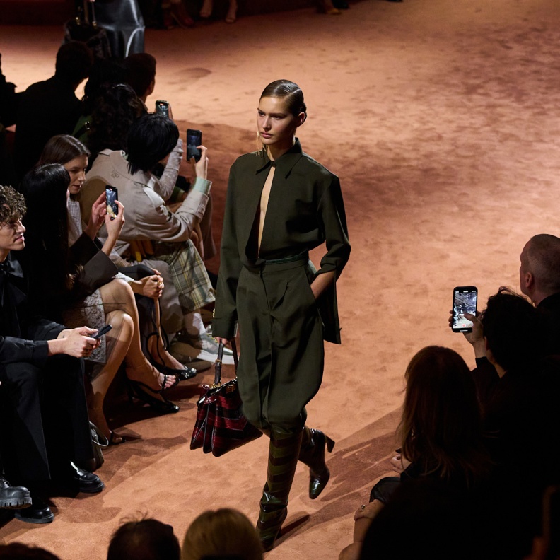 Fendi تعود بعرض مختلط جديد... وتتخطى أسبوع ميلانو