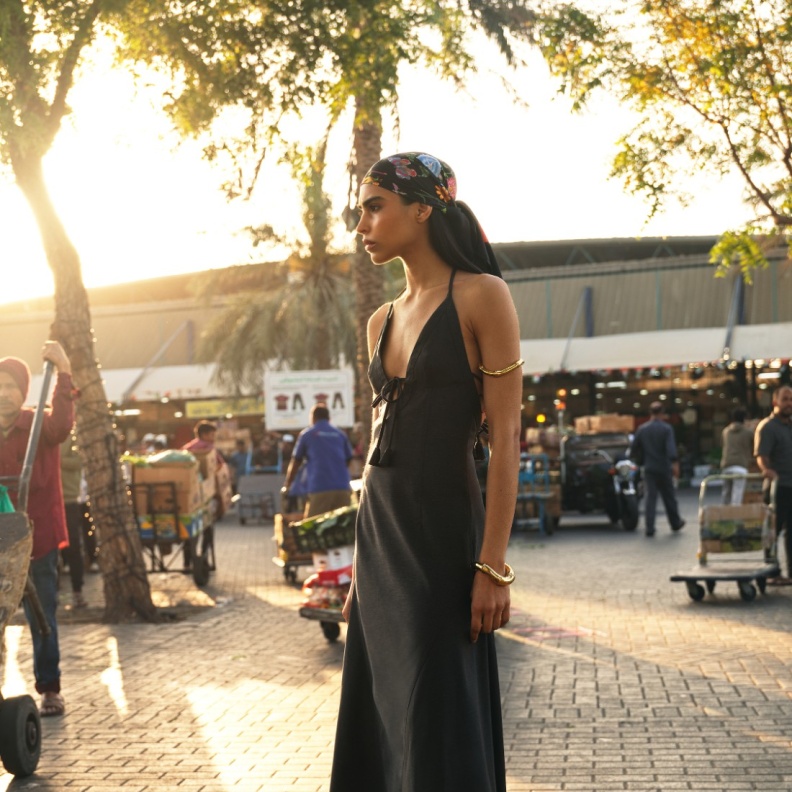 "نفحات فاكهية وألوان نابضة بالحياة"... جلسة تصويرية خاصة بـ"هي" ودار "غوتشي" 