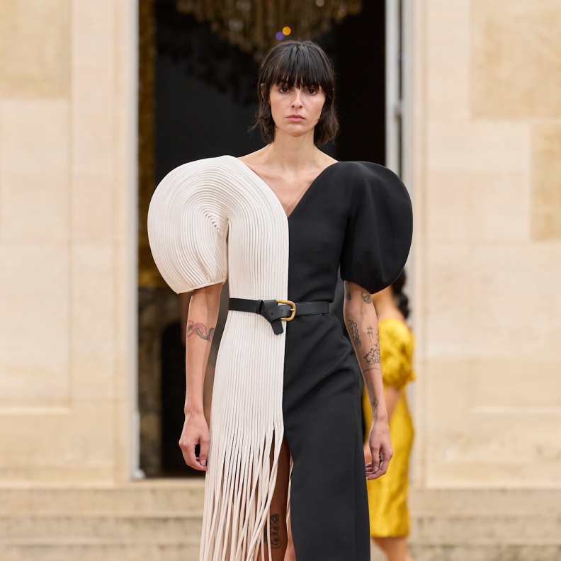 إطلالة من Gabriella Hearst