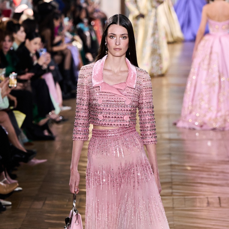 موضة التنانير الزهرية الفاتحة تتخطى التقاليد بقصاتها