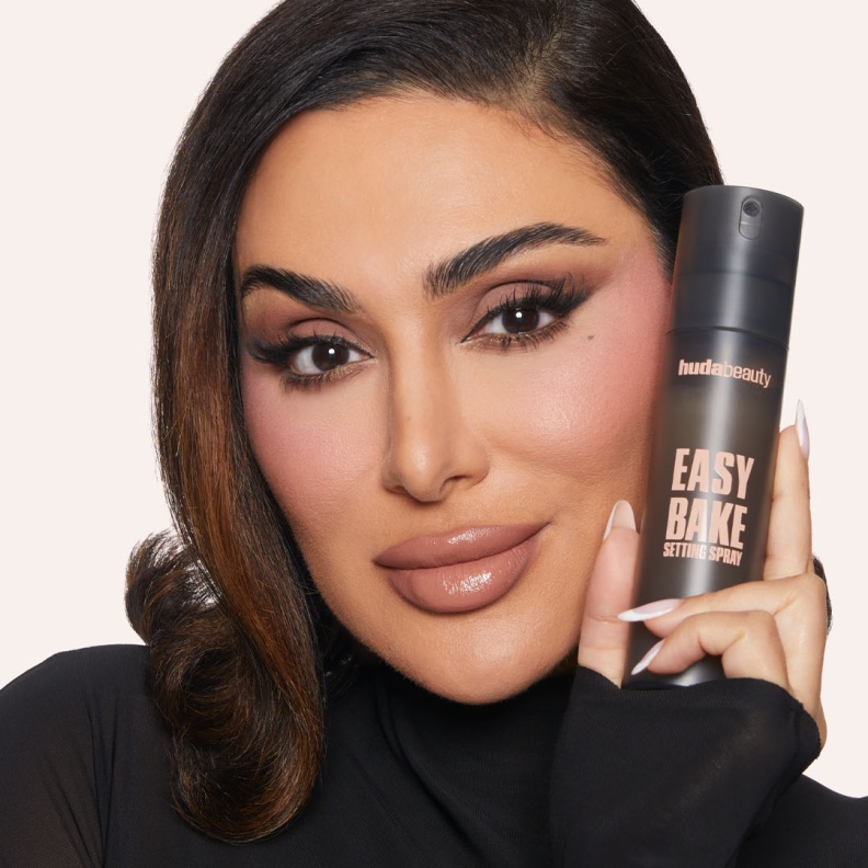 هدى بيوتي تقدم بخاخ التثبيت  Easy Bake
