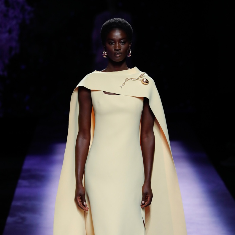 فستان كاب بتصميم ناعم من Isabel Sanchis 