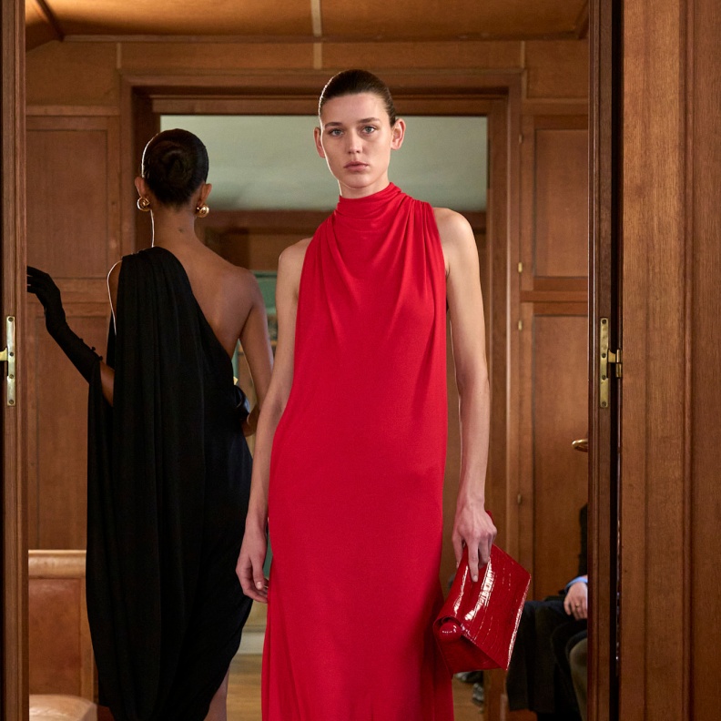 ما رأيك في تنسيق اللّون الأحمر الناري في إطلالات الربيع المقبلة؟! أبرز التنسيقات بالصور