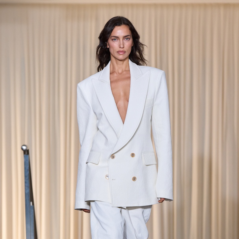 موضة البنطلون الأبيض الواسع يبعد عنك الستايل الكلاسيكي التقليدي