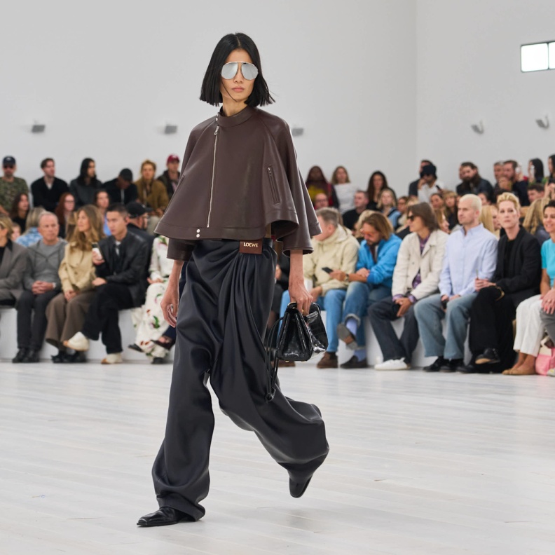 مؤشر Lyst لعام 2025: Loewe تتصدر القائمة وChloé وCOS تتقدمان في التصنيفات