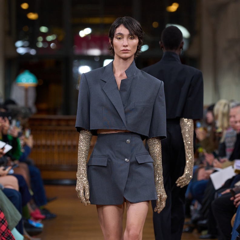 إطلالة من Lutz Huelle