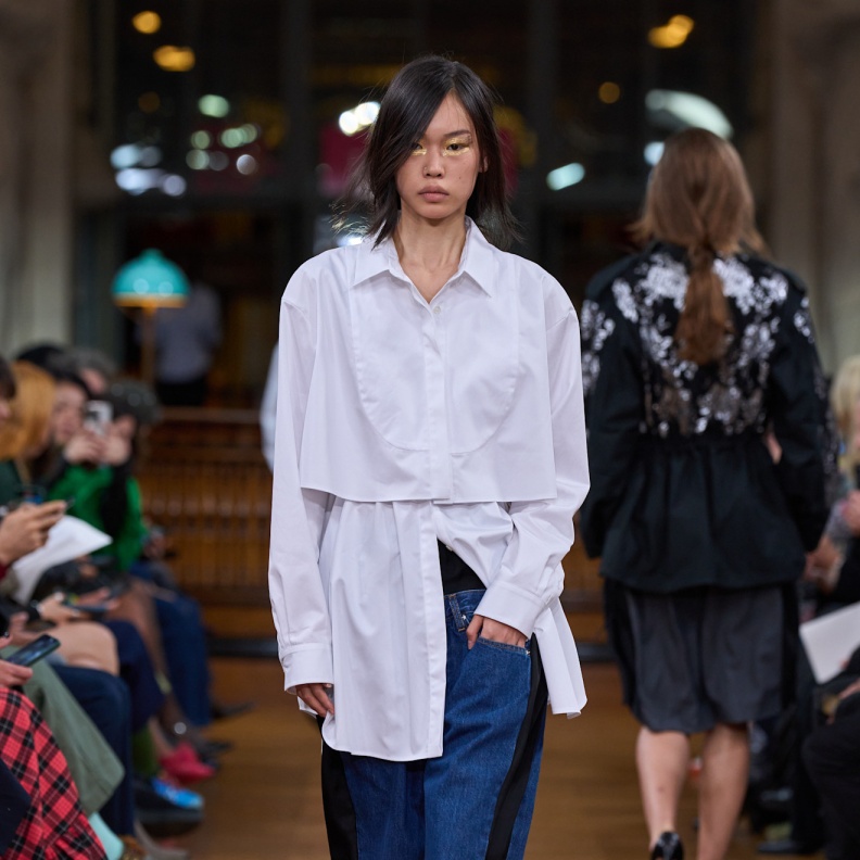 القميص الأبيض بقصة الأوفر سايز أبعد ما يكون عن الستايلات الكلاسيكية