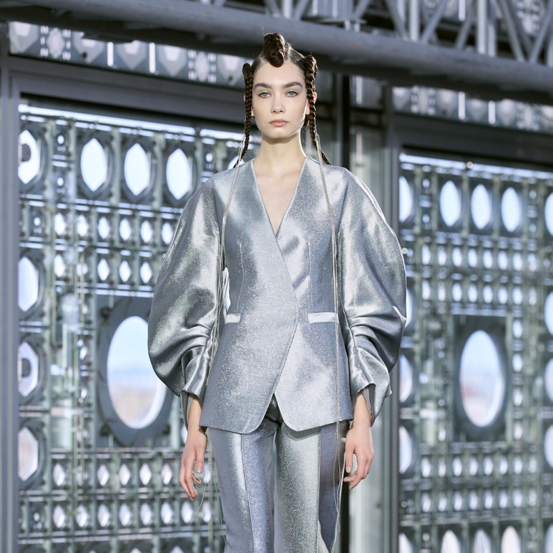 بناطيل فضية وصيحات تتصدّر التراند في الربيع