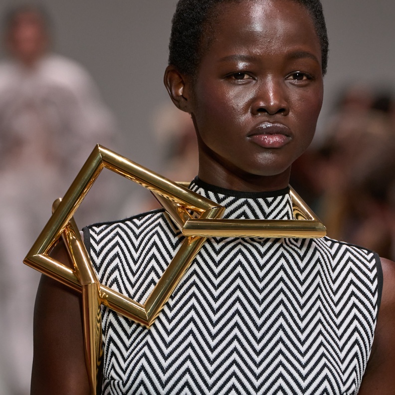 من العنق حتى الكتف اكسسوار غريب من Missoni