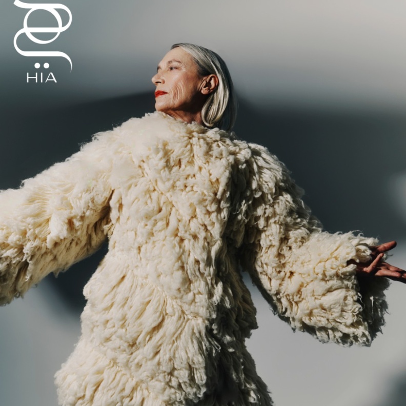 الإخراج الإبداعي وإدارة الأزياء: Jeff Aoun تصوير: Greg Adamski مساعدة الإضاءة: Mehdi Cazeneuve إنتاج: Roro Mroue مساعدة في الإنتاج: Marie Ferrier تنسيق الأزياء: Sergi Padial مساعدة تنسيق الأزياء: Valeria Tavera العارضة: Mino Sassy مكان التصوير: Hall ٩٩ Studio