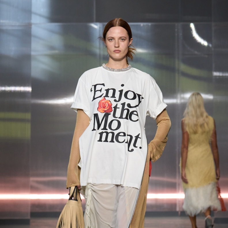 التيشرت الجرافيكي يعود للموضة كأداة للتعبير عن الأفكار والأسلوب