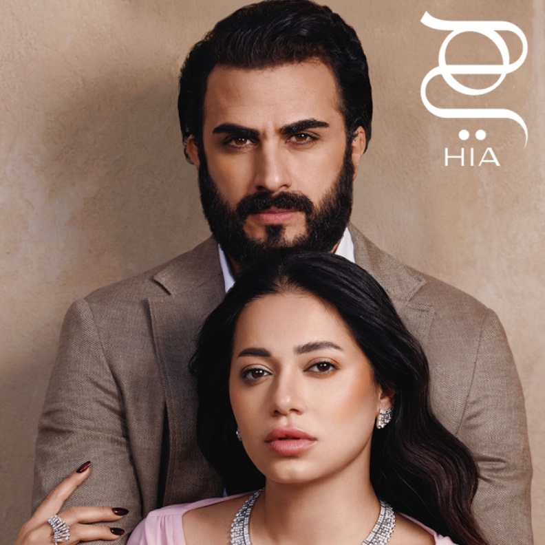 رحمة رياض وألكسندر علوم على غلاف مجلة "هي"