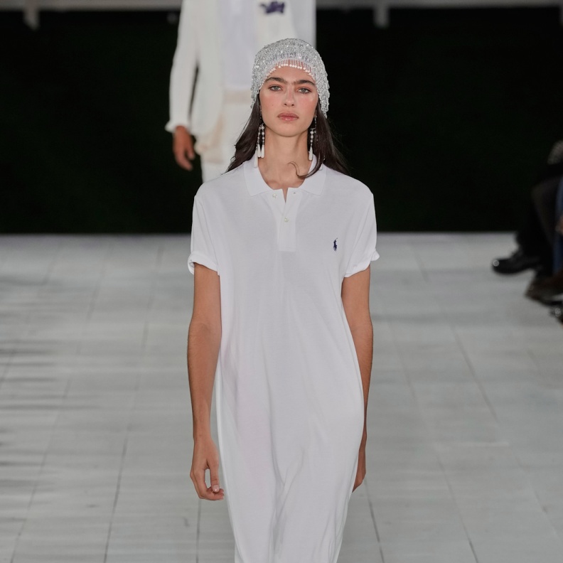 الفستان البولو من ملاعب التنس إلى منصات عروض الأزياء