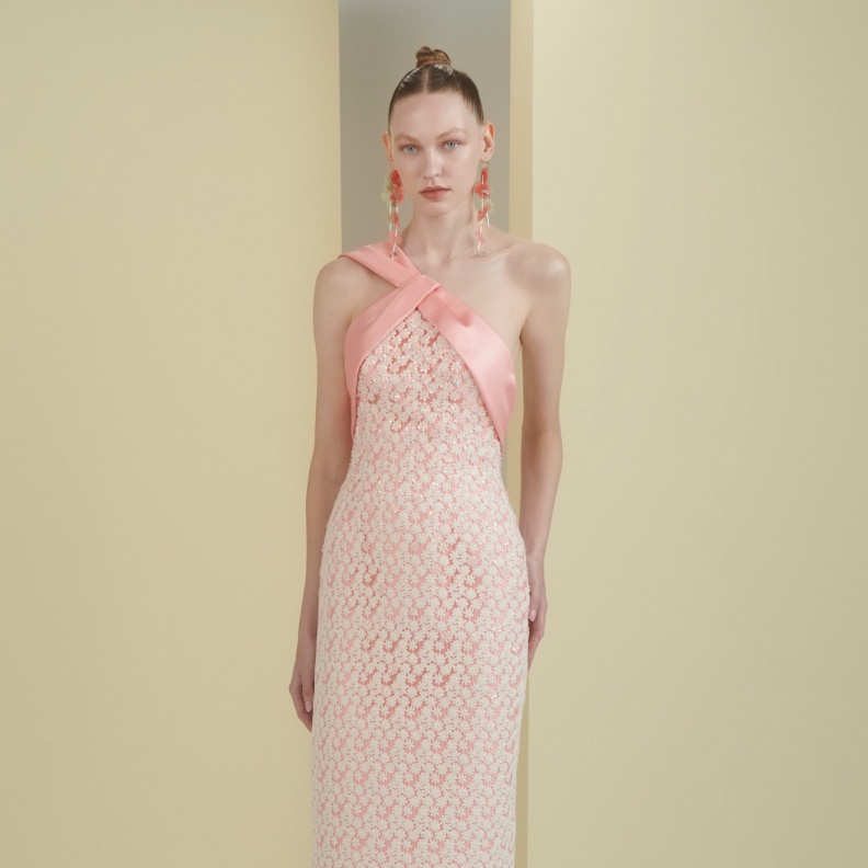 فساتين الدانتيل تسيطر على إطلالات صيف 2025