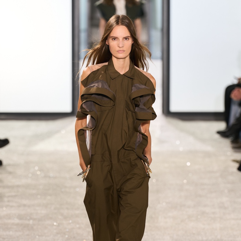 إطلالة من Sacai