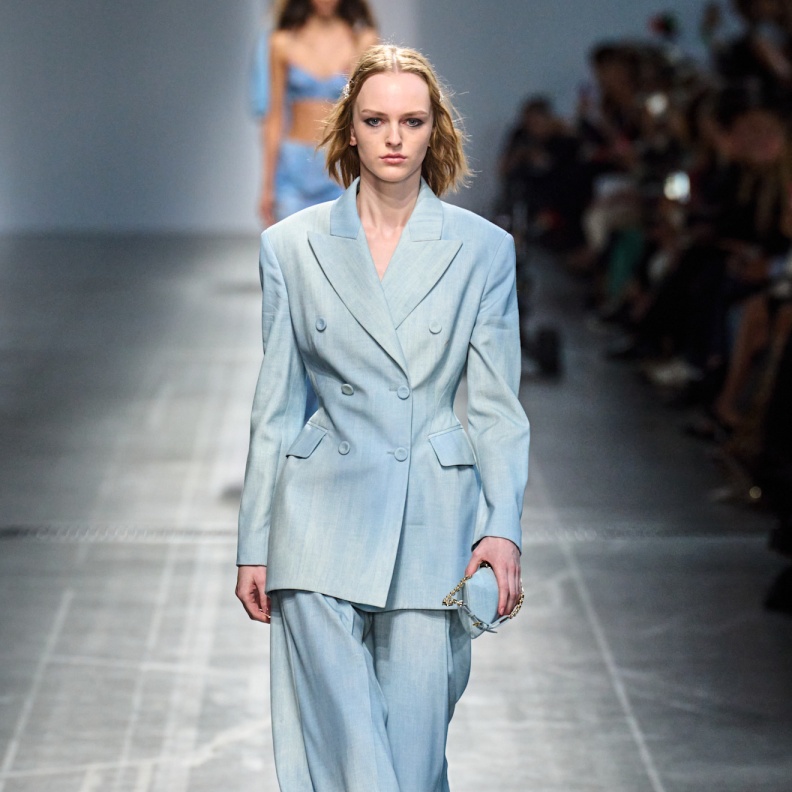 البدلات الزرقاء تتصدّر موضة الربيع