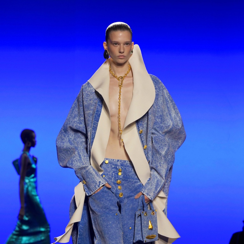 إطلالة من Schiaparelli