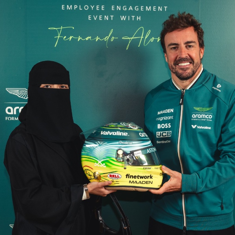 إبداع سعودي على مضمار الفورمولا 1: فرناندو ألونسو يتألق بخوذة من تصميم السعودية سارة تركستاني