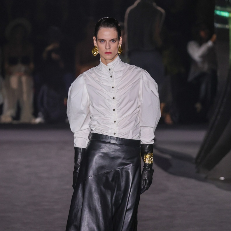 القميص الأبيض صيحة لا تزول بين الأناقة والكلاسيكية في اختياراتك