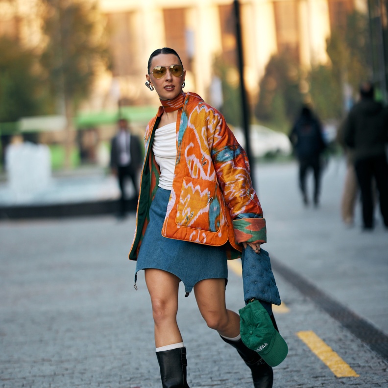 تنسيق اللّون البرتقالي في إطلالات ربيعية منعشة.. لون لافت منعش ومليء بالحيوية!