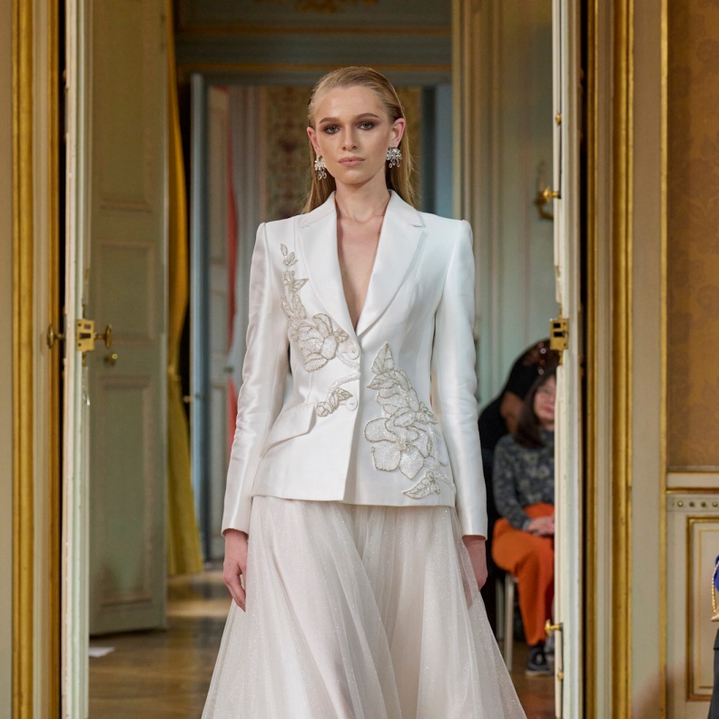 بلايزر أبيض مميزة وفخمة من Tracy 