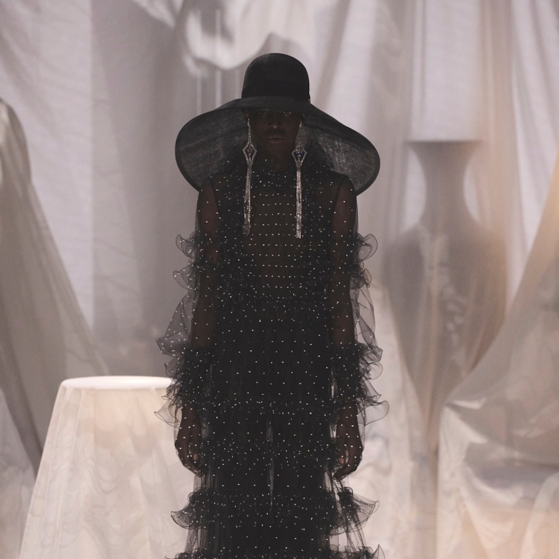 إطلالة من Valentino