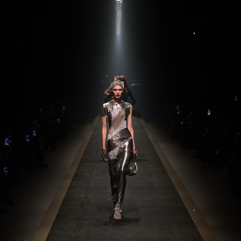 مجموعة Prada تستحوذ على Versace مقابل 1.25 مليار يورو