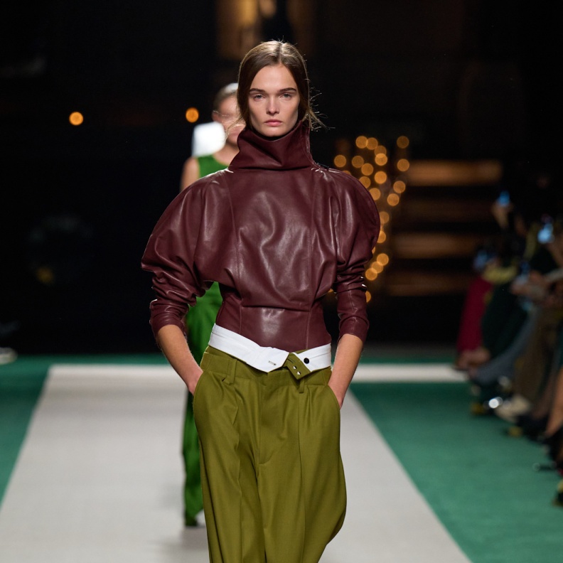 تنسيق اللون الأخضر الزيتي من Victoria Beckham