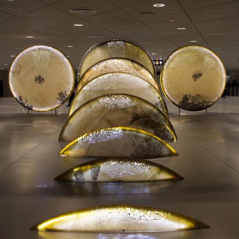 خاص لـ"هي": الفنان السعودي زمان جاسم يبدع "لما اكتمل القمر" محولاً محطة قطار قصر الحكم إلى قصيدة بصرية