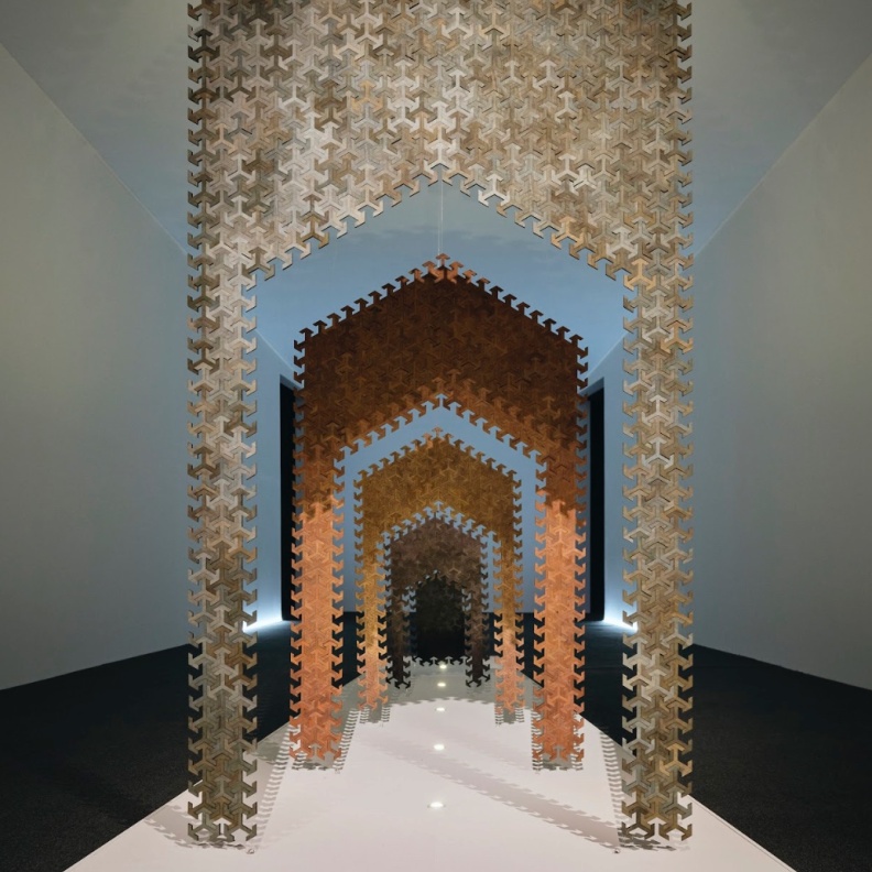 خاص لـ"هي": نظرة نسائية على معرض "فن المملكة" بعدسة الفنانات السعوديات لينا قزاز وسارة إبراهيم وبرؤية ديانا فيكسلر