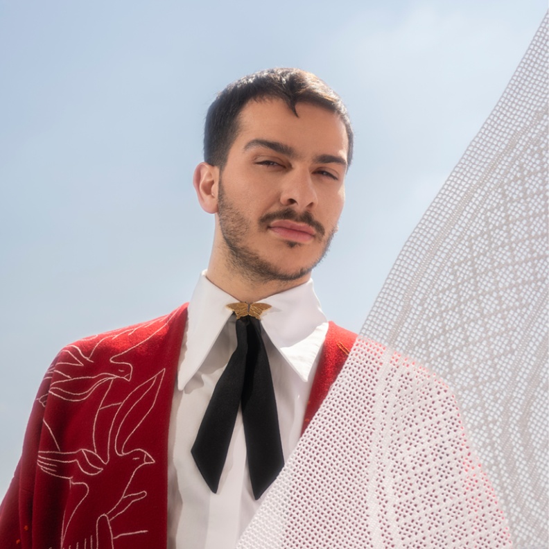 صُنع بأيدي نساء حرفيات... سليم عزّام يمكّن المرأة بتصاميم تنبض إبداعاً