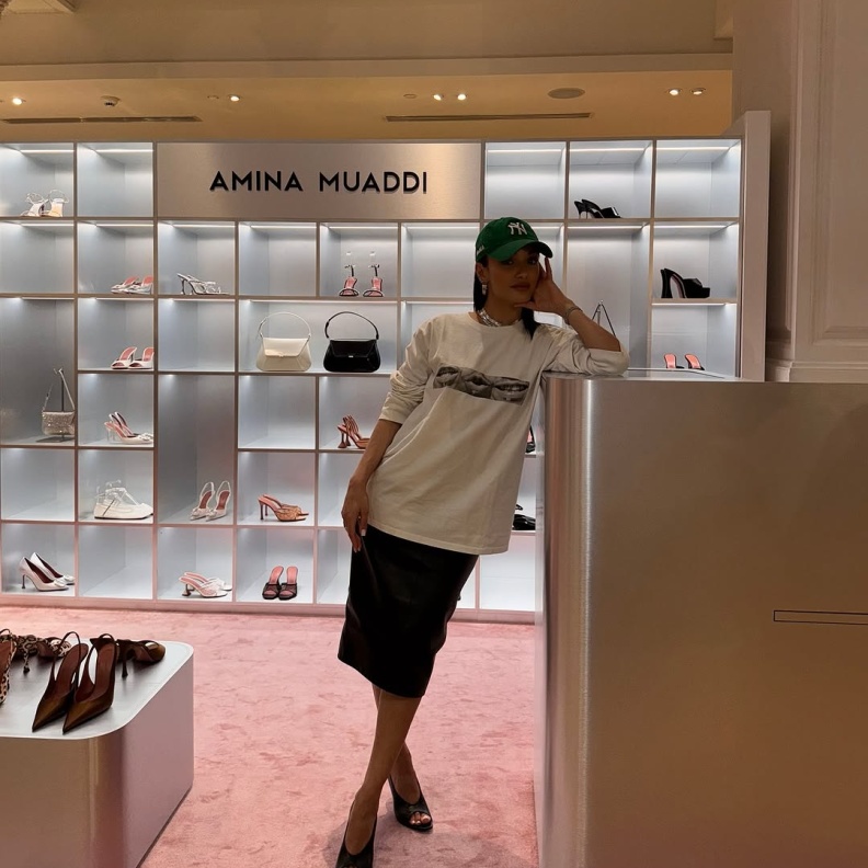 Amina Muaddi وأول متجر رسمي لها في باريس.. متعة في التسوق وركن من الإبداع