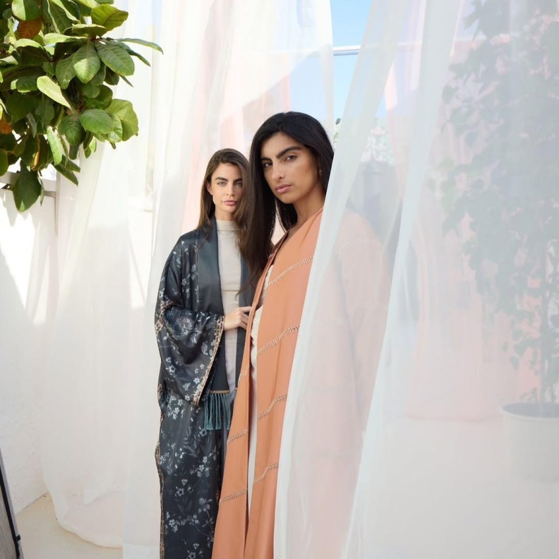 فن اختيار وتنسيق العباءة مع منسقة أزياء "هي" الخاصة