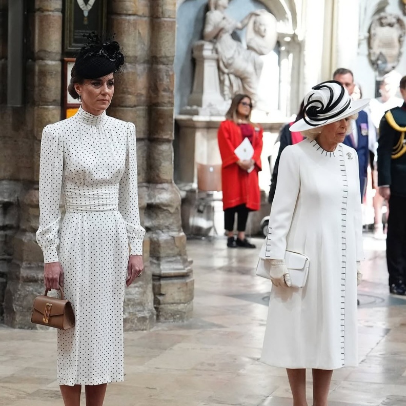 كاميلا وكيت ارتدتا الأبيض