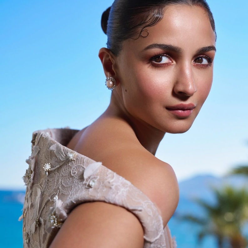 اطلالة Alia Bhatt برسمات المكياج المشرق والملفت- الصورة من حسابها على انستغرام